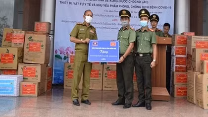 Tặng trang thiết bị phòng, chống dịch cho Công an tỉnh Sê Kông