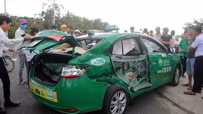 Taxi va chạm xe tải, 4 người thương vong