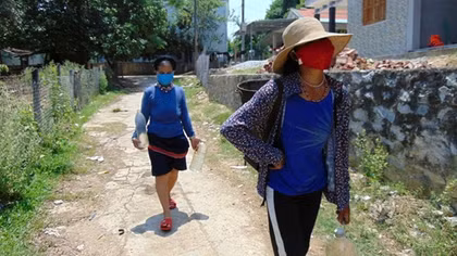 "Đội nắng”, đi bộ hàng cây số gùi nước về sinh hoạt