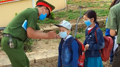 Tặng khẩu trang y tế và nước sát khuẩn cho học sinh Quảng Nam