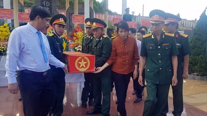 An táng hài cốt 17 liệt sĩ đặc công