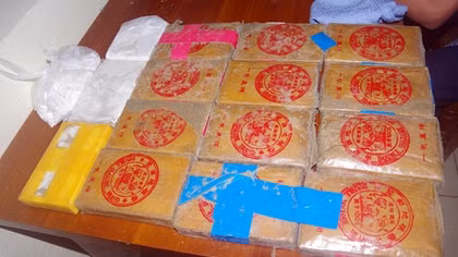 Người dân giao nộp thêm 1 bánh heroin nhặt trên bãi biển