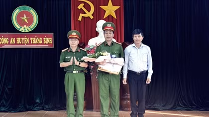 Khen thưởng đơn vị phát hiện 28 đối tượng phê ma túy trong quán karaoke