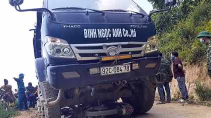 Xe tải va chạm với xe máy, 2 người tử vong