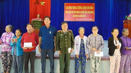 Trung tướng Châu Văn Mẫn tặng quà Tết tại tỉnh Quảng Nam