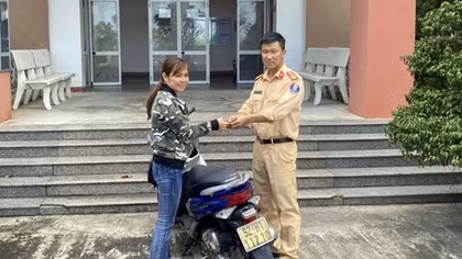Người phụ nữ được CSGT trao trả chiếc xe máy bị mất trộm