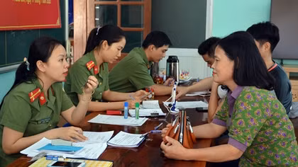 Về cơ sở làm hộ chiếu và tặng quà người nghèo