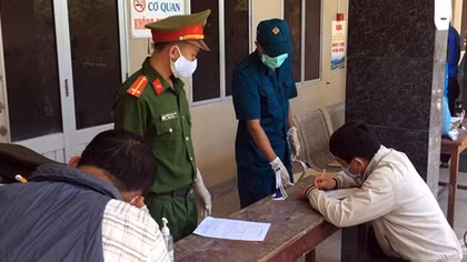 Cán bộ tổ kiểm dịch nhặt được ví tiền trả lại người đánh rơi
