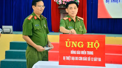 Trường Trung cấp CSND V quyên góp ủng hộ đồng bào vùng bão lũ