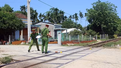 Tàu hỏa tông ôtô, 3 người bị thương nặng