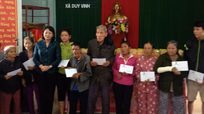 Phó Chủ tịch nước Đặng Thị Ngọc Thịnh tặng quà bà con vùng lũ Quảng Nam