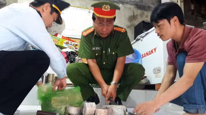 Tiêu hủy chả giò chứa hàn the