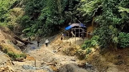 Giao Công binh phá hủy các hầm, lò khai thác vàng trái phép tại Quảng Nam