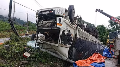 Xe tải mất thắng lao xuống ta-luy âm rồi lật ngửa