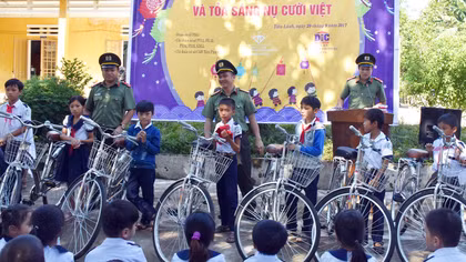 Mang Trung thu yêu thương đến với học sinh miền núi