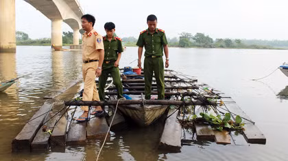 Tạm giữ gỗ lậu và tàu khai thác cát trái phép trên sông Thu Bồn