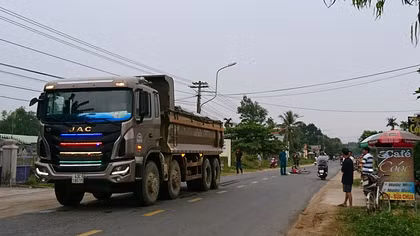 Va chạm xe tải chở đất, 1 nữ sinh lớp 8 đi xe đạp trọng thương