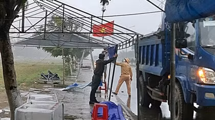 Mưa gió lớn làm tốc mái lán trại tại chốt kiểm soát dịch COVID-19
