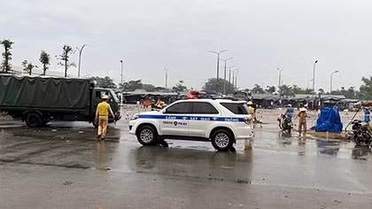 Test nhanh, 1 tài xế dương tính SARS-CoV-2, phong tỏa 2 chợ