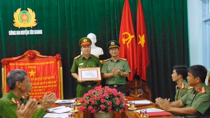 Khen thưởng đột xuất lực lượng Công an xung kích phòng chống lũ lịch sử