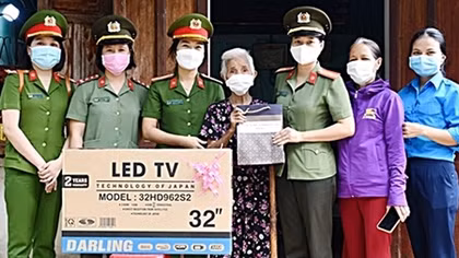 Tặng quà thân nhân liệt sĩ CAND