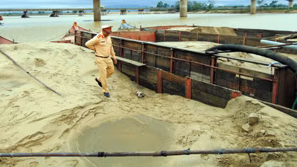  6 tàu hút trộm cát bị bắt trong đêm