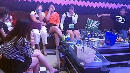 Quán karaoke đón 12 khách vào hát giữa mùa dịch COVID-19