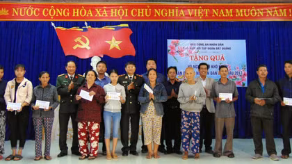 225 suất quà đến với người nghèo, khuyết tật phường Điện Ngọc