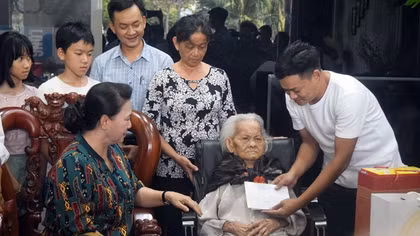 Chủ tịch Quốc hội thăm, tặng quà gia đình chính sách 