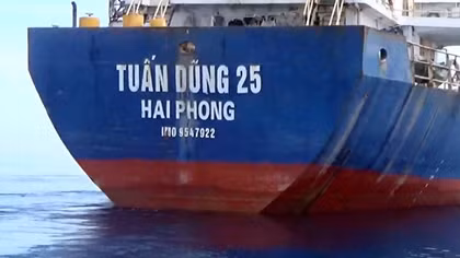 Tàu không thuyền trưởng chở 3.500 tấn khoáng sản không nguồn gốc