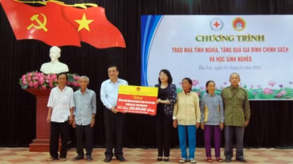 Phó Chủ tịch nước tặng quà trẻ em, gia đình chính sách khó khăn