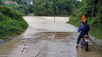 Mưa lũ cô lập huyện vùng cao Nam Trà My
