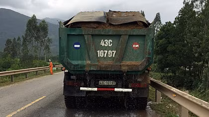 Tài xế xe tải vi phạm còn... đe dọa CSGT