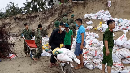 Công an tham gia làm kè bảo vệ bờ biển Cửa Đại