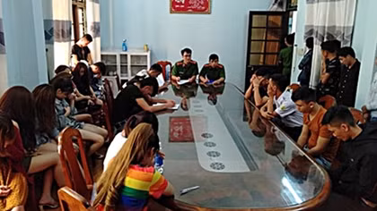 28 khách và nhân viên phê ma tuý trong quán karaoke 