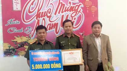 Khen thưởng lực lượng bắt giữ đối tượng đâm trọng thương cụ bà