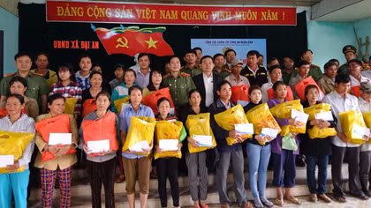 Những món quà nghĩa tình của lực lượng CAND về với người dân vùng lũ