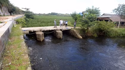 Kịp thời cứu sống 2 mẹ con bị rơi xuống dòng nước xoáy