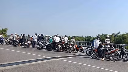 Nam thanh niên để lại chiếc ba lô rồi nhảy cầu Tứ Câu tự tử