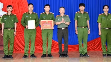 Khen thưởng đột xuất Công an xã phát hiện đối tượng mua bán, tàng trữ ma túy
