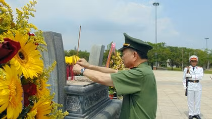 Bộ trưởng Tô Lâm dâng hương tại Tượng đài Mẹ Việt Nam anh hùng