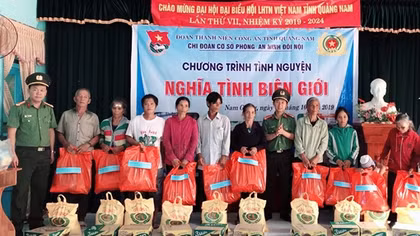 Tuổi trẻ Công an Quảng Nam đến với đồng bào vùng biên giới