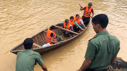 Dừng xả lũ giải cứu 15 người nhịn đói, bị mắc kẹt trên rẫy