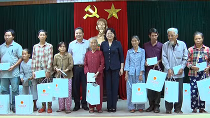 Phó Chủ tịch nước Đặng Thị Ngọc Thịnh thăm, tặng quà gia đình chính sách tại Quảng Nam