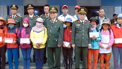 Báo CAND tặng quà “Tết vì người nghèo” vùng chiến khu xưa