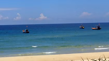 Sóng biển cuốn 2 học sinh đuối nước thương tâm