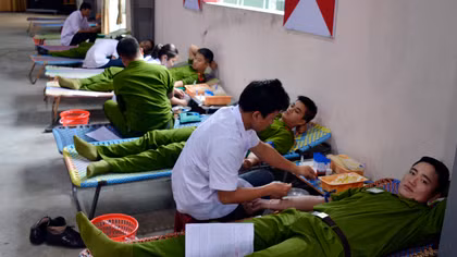 700 cán bộ, học viên Trung cấp CSND V tham gia hiến máu tình nguyện