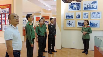 Báo CAND dâng hương tri ân anh hùng liệt sĩ An ninh khu V