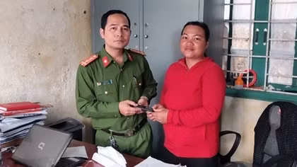 Người phụ nữ vui mừng nhận lại số tiền dành dụm mua đồ Tết cho con