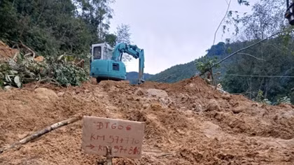 Mưa lớn đã gây sạt lở đường ở khu vực biên giới Quảng Nam